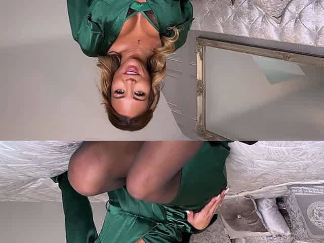 Natural brunette solo toying