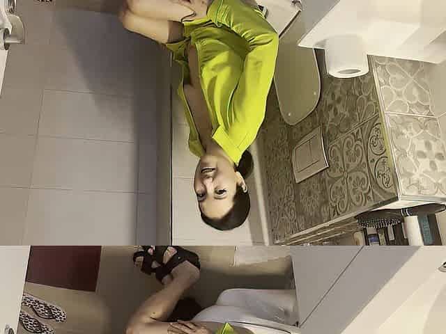 Youthful cleaner caught his boss in the lavatory and fondled her, real homemade clip