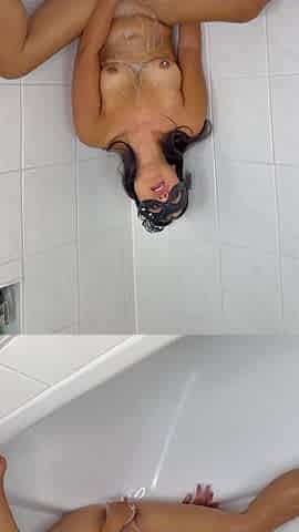 Fingering Pink Pussy in Bath