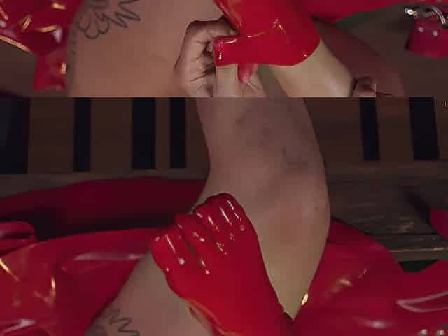 Sultry Brunette hair Honey In Latex Plays Dildo And Groans For Viewers
