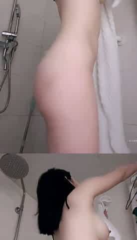Big boob brunette masturbates on webcam