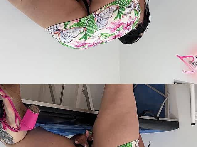 Aprovecho que el doctor no ha llegado para masturbarme en su oficina