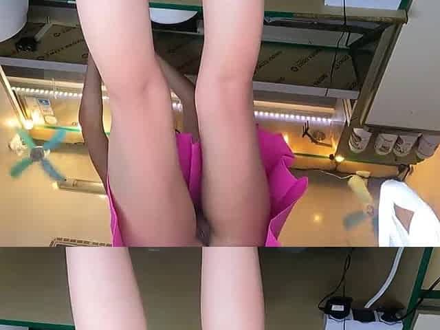 Sexy beauty with no underware upskirted at work