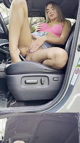 A brunette hair masturbates her soaked snatch in the car, fantasies of sex in the back seat