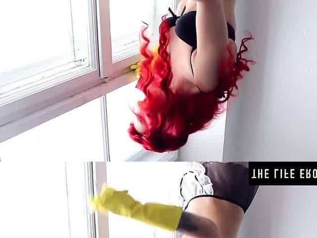 See kinky redhead press plastic bottle in her constricted snatch