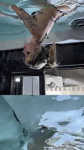 En Bikini Blond Canon Se Doigte Jusqu' Jouir