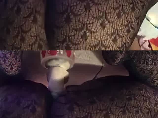 Bouncing large chocolate butt on white vibrator