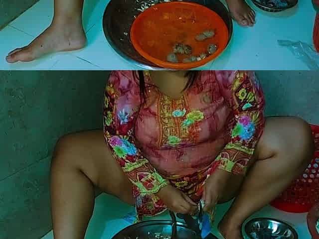 Desi Bhabhi gets tremendous orgasm in the kitchen when I do her cooking