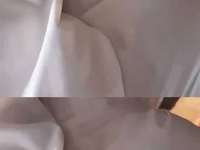 jeune couple baise dans la voiture