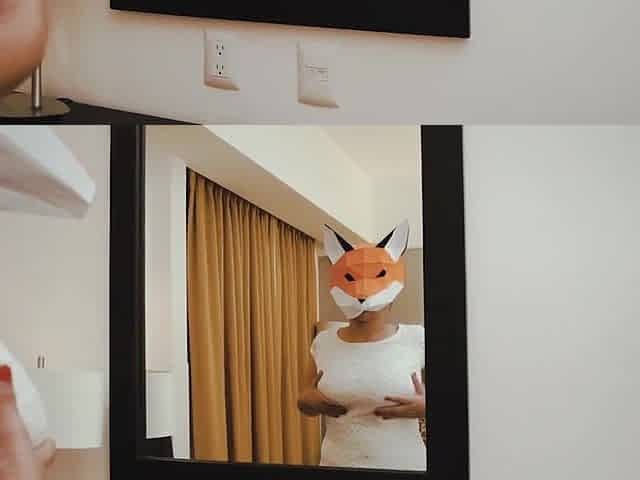 Mexicana juega con sus tetas en un hotel