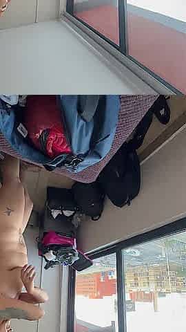 mother I'd like to fuck desnuda en la ventana mientras pasan mirones por la calle