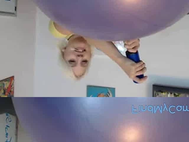 Big-Titted Blonde Webcam Model Bounces Her Curves