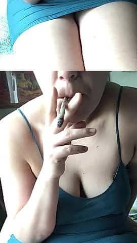 Fat hotty smokes and strips