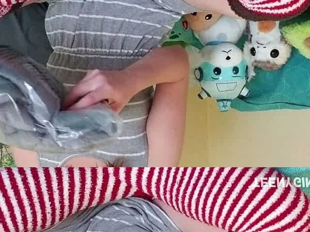 Hot amateur webcam teen masturbates for their fans