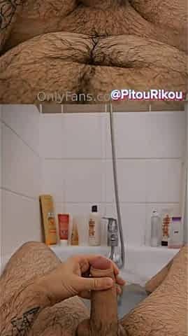 I jerk off in the bathtub and cum on my bear belly