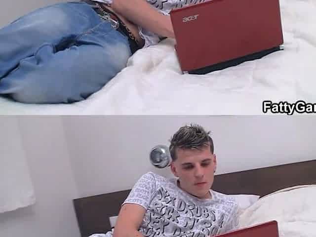 Chunky booty butt masseur jumps at his shlong