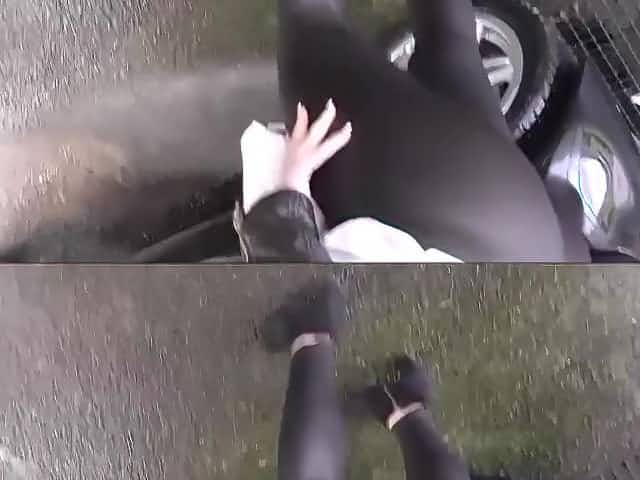Blondine in engen Leggings bei der Autowasche