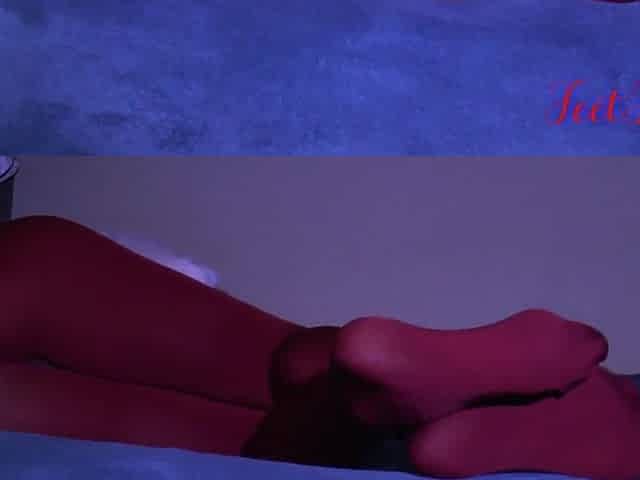 Red nylon, hawt feet