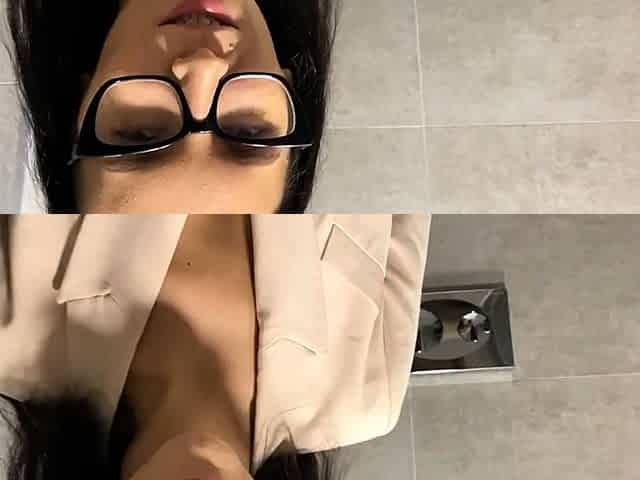 The boss fucked a lustful secretary in the toilet