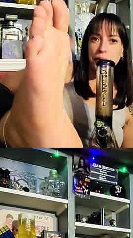Amateur Foot Fetish Girlfriend Sucks and gives a Footjob