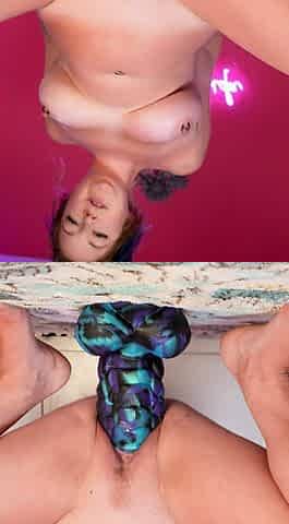 Bubble butt amateur goes solo with a toy in the powder room