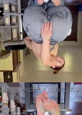 EGirl Babe shares masturbation with toys in fetish solo