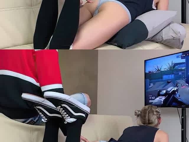 Skinny Blonde Stepsister Creampied While Gaming