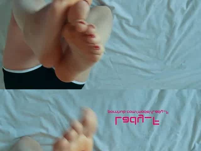 Shows gorgeous soles and lengthy toes on livecam during the time that reading a book, foot fetish