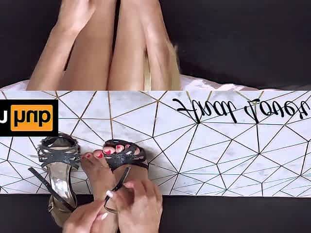 CHICK WITH MANICURED FEET SUGGESTS HER SMALL BUTT TO A FAN - Anal lover 4K