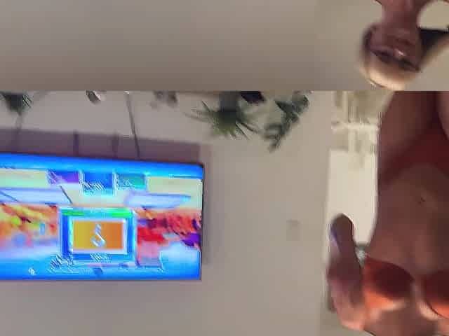 Hawt Florida hottie bouncing her booty & throating ramrod