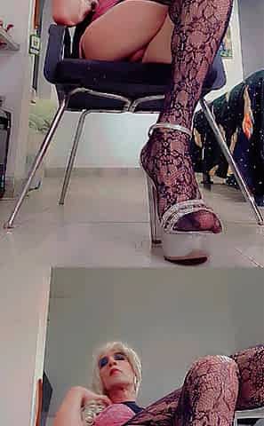 Sissy banging her vagina