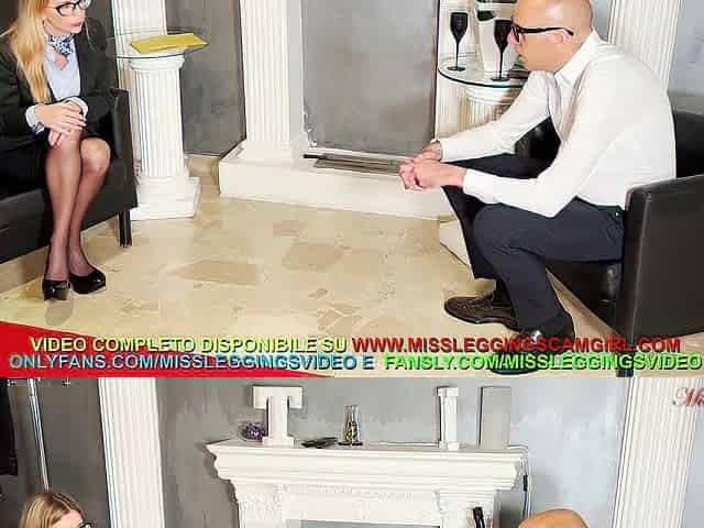 La giovane assistente si scopa il cliente dell'hotel