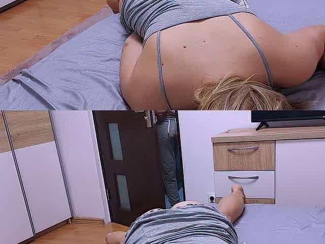 I accidently stepping into my roommate room during the time that this babe was masturbating