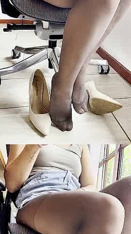 Finger Screwing My Snatch in My Office with Hose