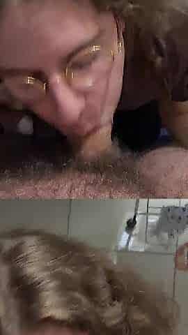 Cette small chienne adore sucer