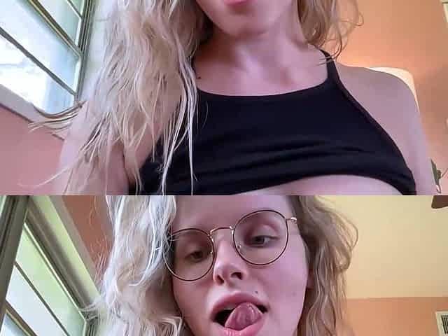 Hot amateur blonde pregnant toying her pussy solo