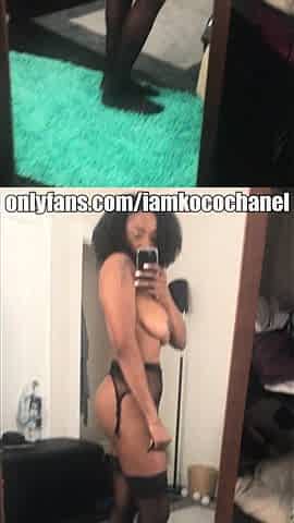 Busty Ebony Mirror Selfie