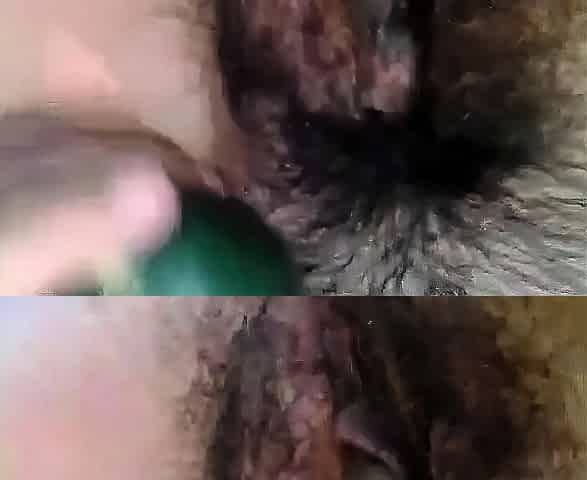 Milf se da un tratamiento con pepino