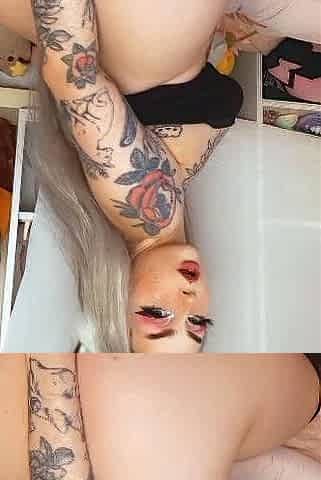 Pissing masturbating babe solo toy play