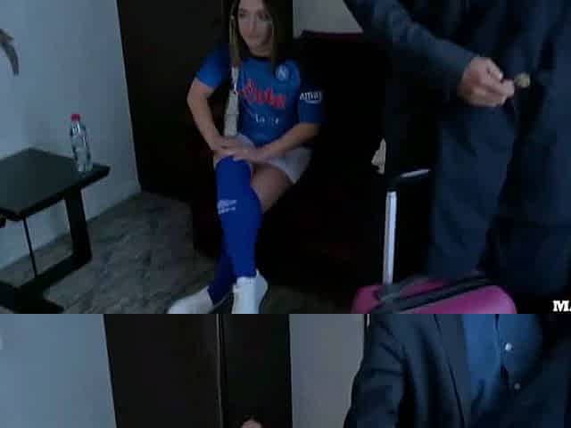 Napoli fan Sara Diamante cheats on her boyfriend and agrees to get her ass !!