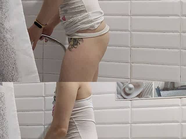 I Found Pretty Wet Girl in the Shower