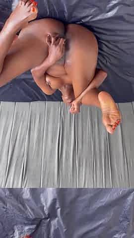 badblack2024 gets squirt on her butt right now