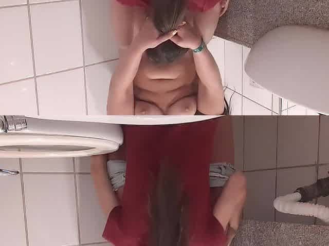 A stranger made me carpet munch in the WC - lesbo_illusion