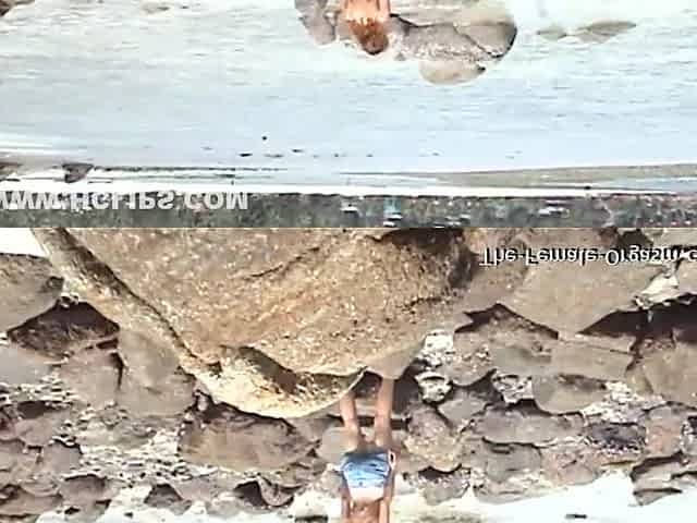 Genie Bunny Wanted To Masturbate On The Beach