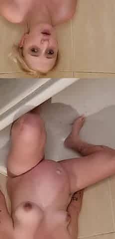 Pregnant MILF Peeing in Bath