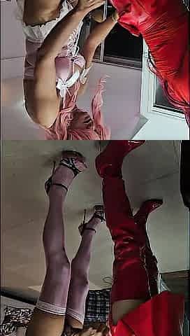 Sissy lola Botte rouge talon aiguille se fait prendre en doggy position sur un piano par maitresse Stessy