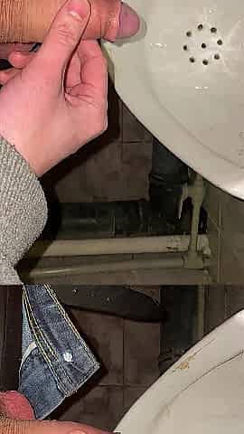 I pee in the public crapper POV
