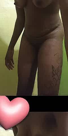 Solo black beauty masturbating