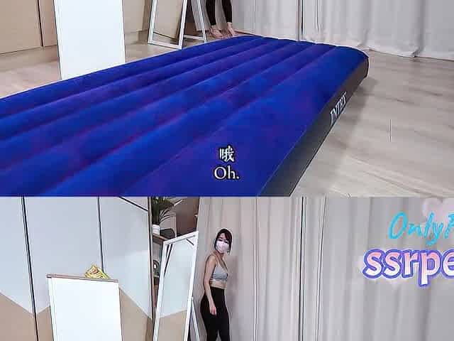 Taiwanese female fitness trainer teaches u how to do squats