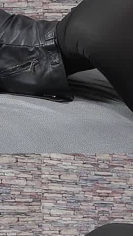 Sexy Laura Masturbate and Showing off Her Big, Sexy Soles!